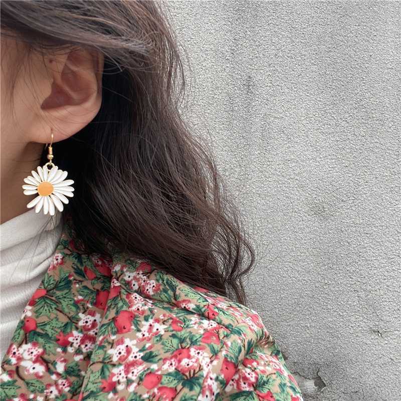 Delicate Little Daisy Stud Earrings – Simple, All-Match Floral Style