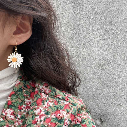 Delicate Little Daisy Stud Earrings – Simple, All-Match Floral Style